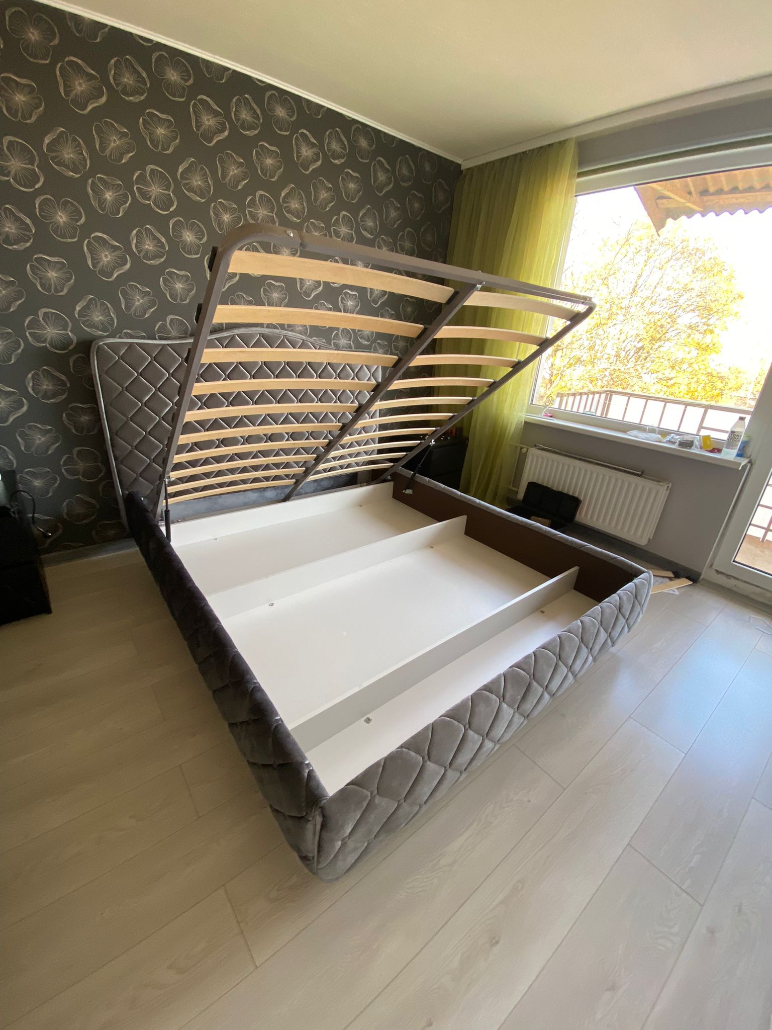 Gulta Elvis ar kājiņām - Image 9