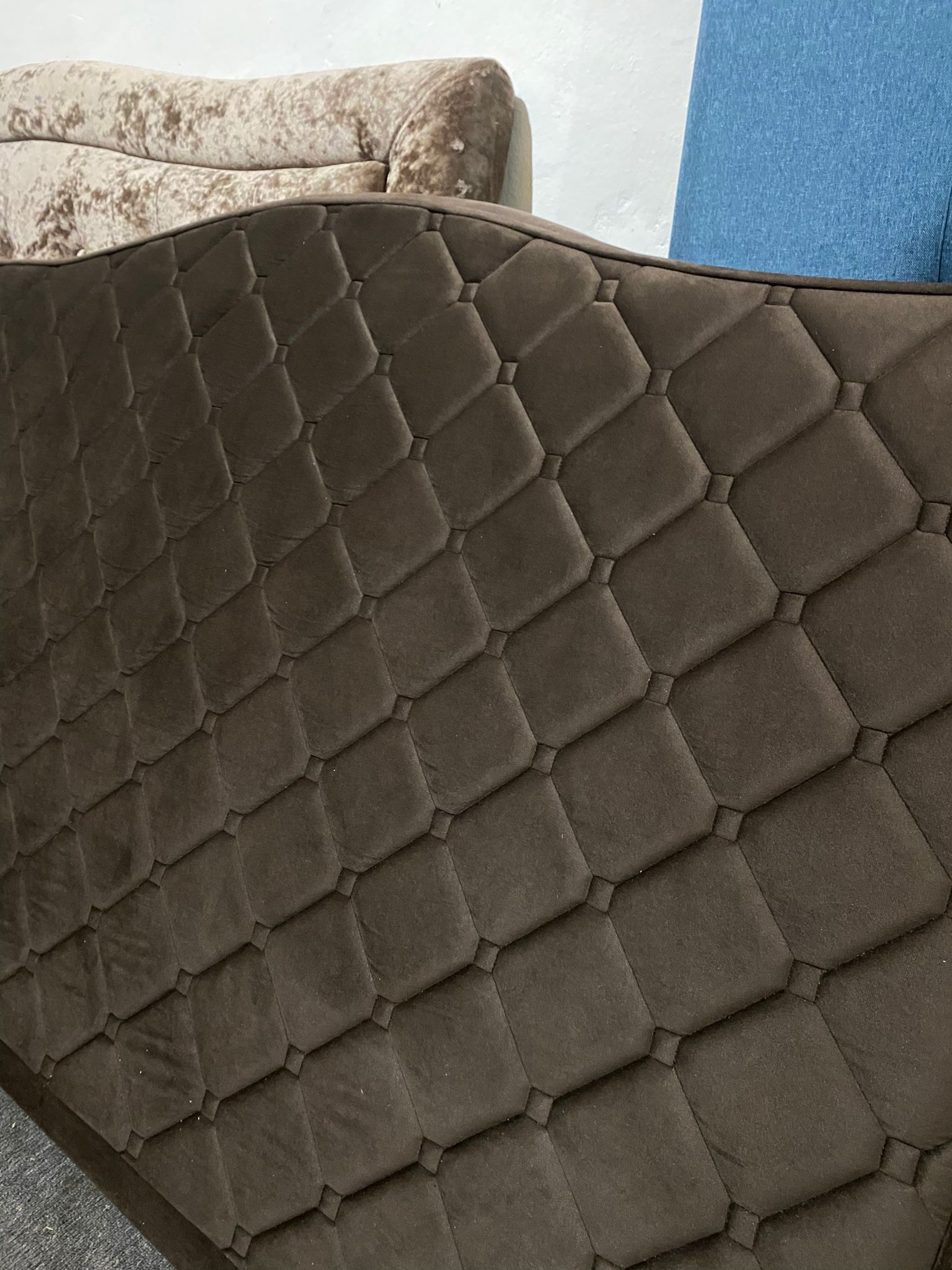 Gulta Elvis ar kājiņām - Image 4