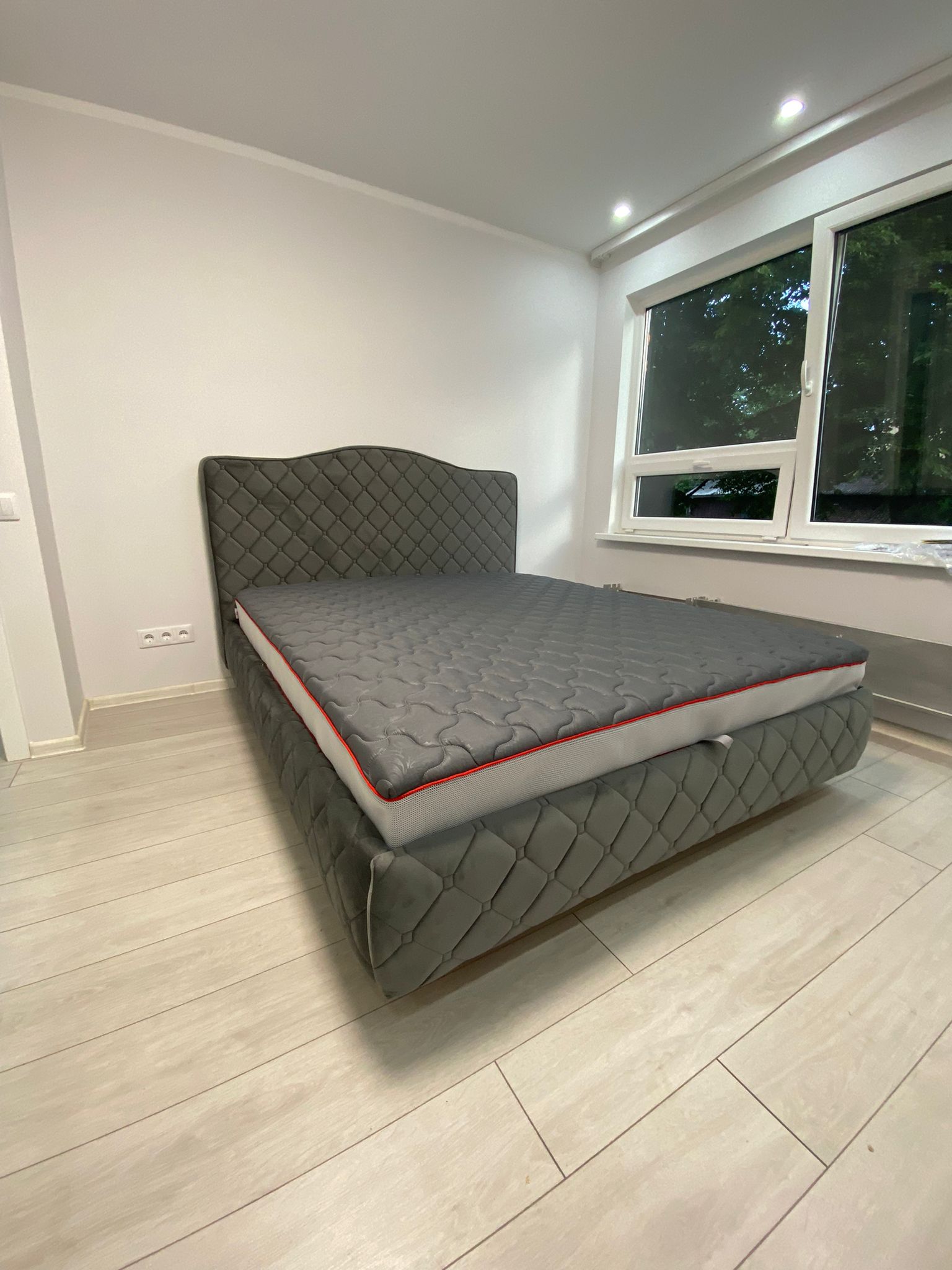 Gulta Elvis ar kājiņām - Image 2