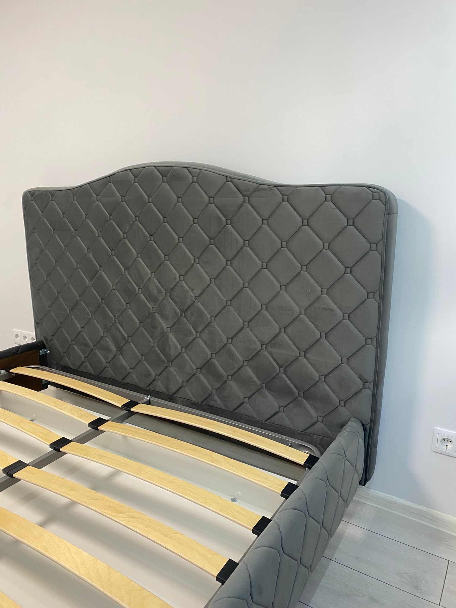 Gulta Elvis ar kājiņām - Image 7