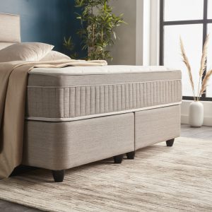 Kontinentālā gulta ROYAL ar metāla rāmi, spilveniem un augstu galvgali, pelēkā audumā