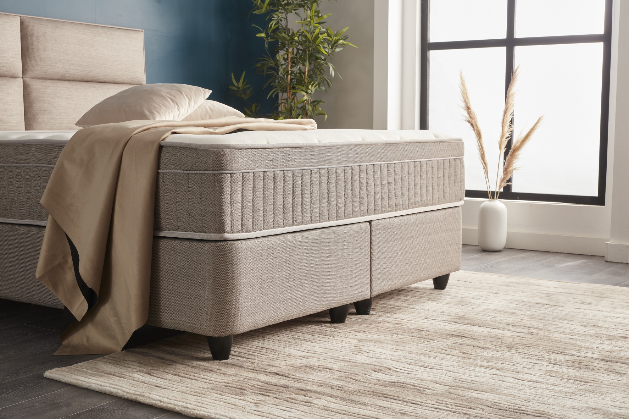 Kontinentālā gulta ROYAL ar metāla rāmi, spilveniem un augstu galvgali, pelēkā audumā