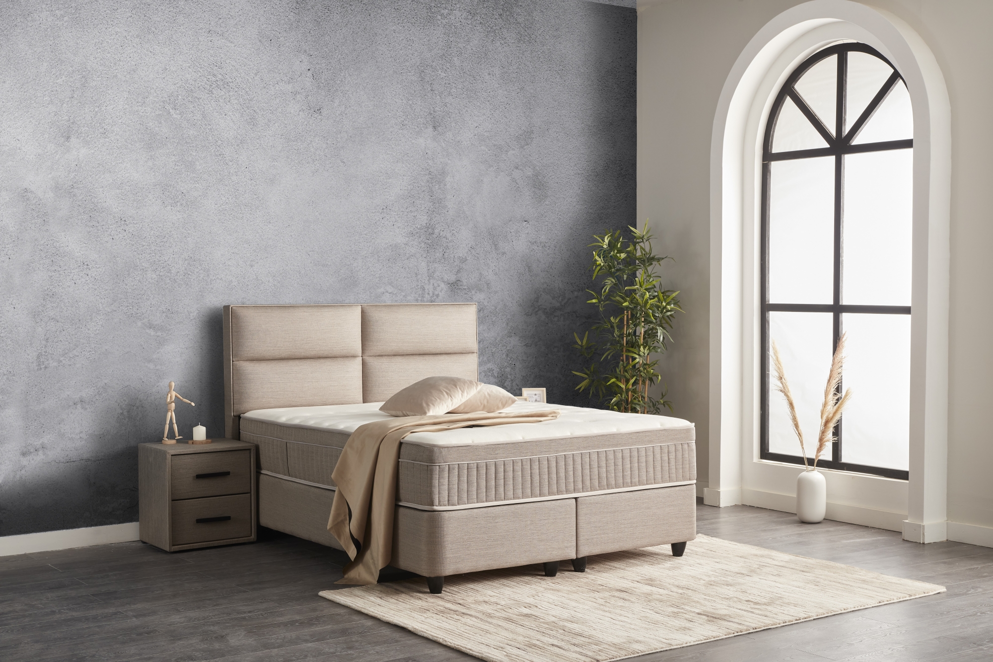 Kontinentālā gulta ROYAL ar metāla rāmi, spilveniem un augstu galvgali, pelēkā audumā