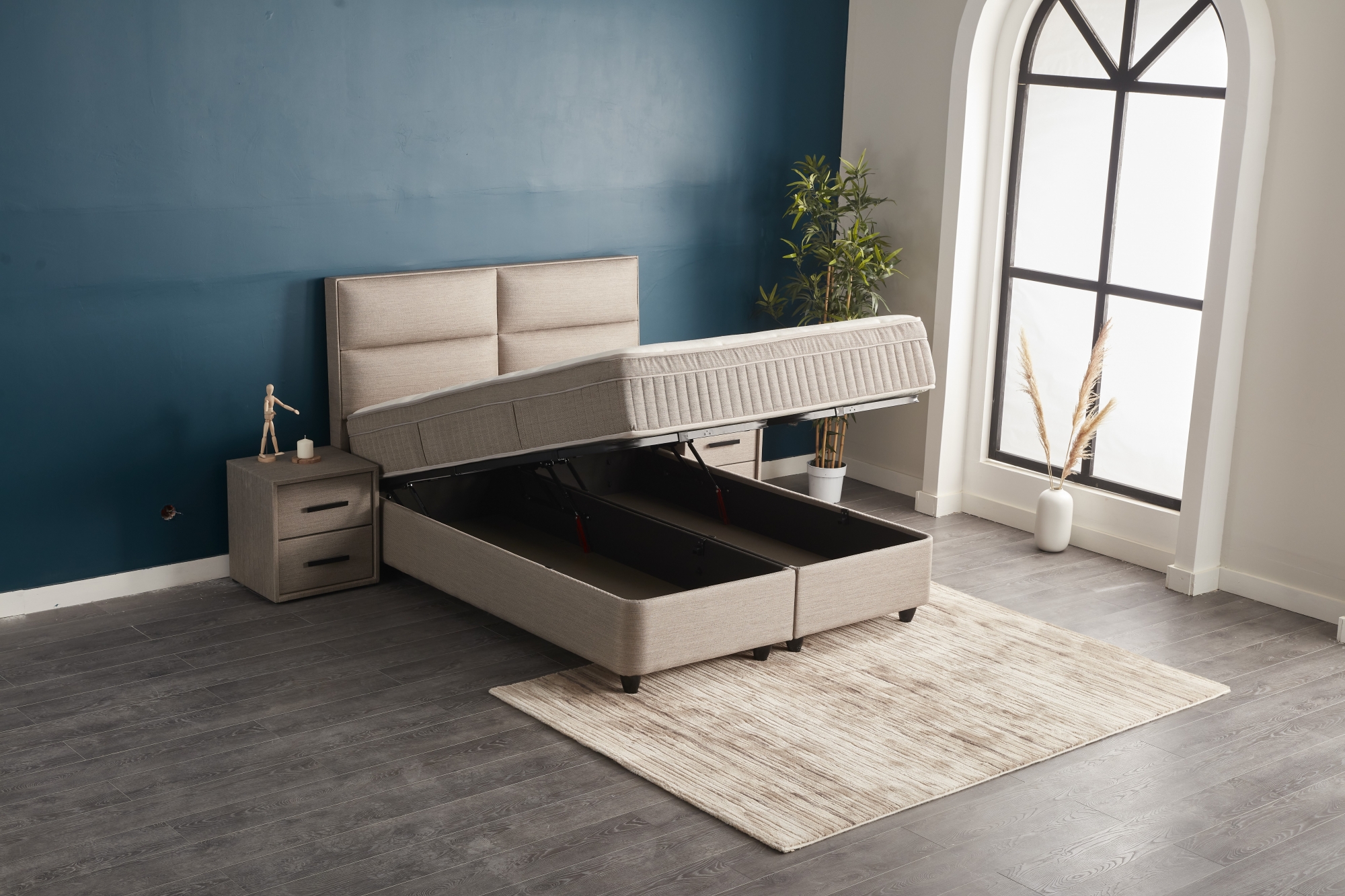 Kontinentālā gulta ROYAL ar metāla rāmi, spilveniem un augstu galvgali, pelēkā audumā