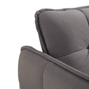 Dīvāns DIONIS ar guļamfunkciju, masīvkoka kājām un diviem dekoratīvajiem spilveniem – moderns un elegants risinājums viesistabai.