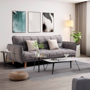 Dīvāns DIONIS ar guļamfunkciju, masīvkoka kājām un diviem dekoratīvajiem spilveniem – moderns un elegants risinājums viesistabai.